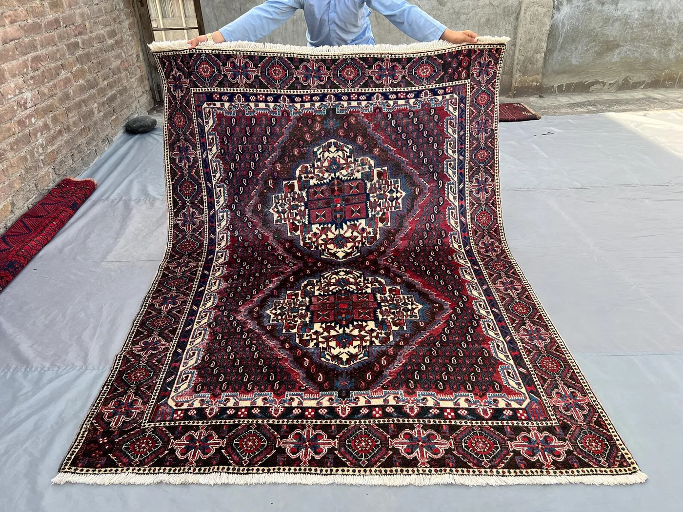 5'5x7'3 Persian-Style Qashqai Shiraz Design Rug | Hand-Knotted Afghan Wool | Burgundy Twin Medallion