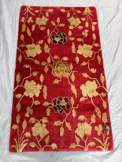 Vintage Moroccan Silk Rug 3'1x5'2 Ft Handwoven Red Silk Pile, Gold Floral Bouquet Design, Luxurious Bohemian A